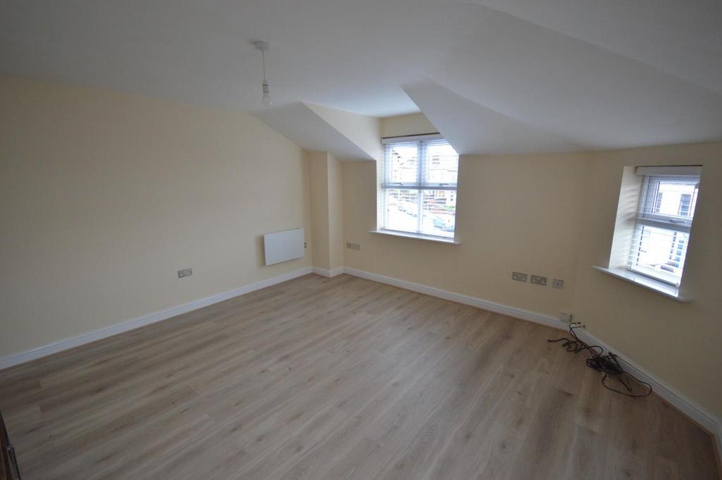 Hodge Road, Walkden, Manchester 2 bed apartment to rent £800 pcm (£