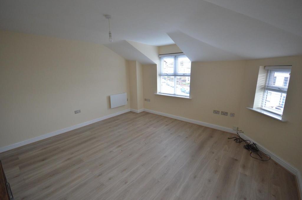 Hodge Road, Walkden, Manchester 2 bed apartment to rent £800 pcm (£