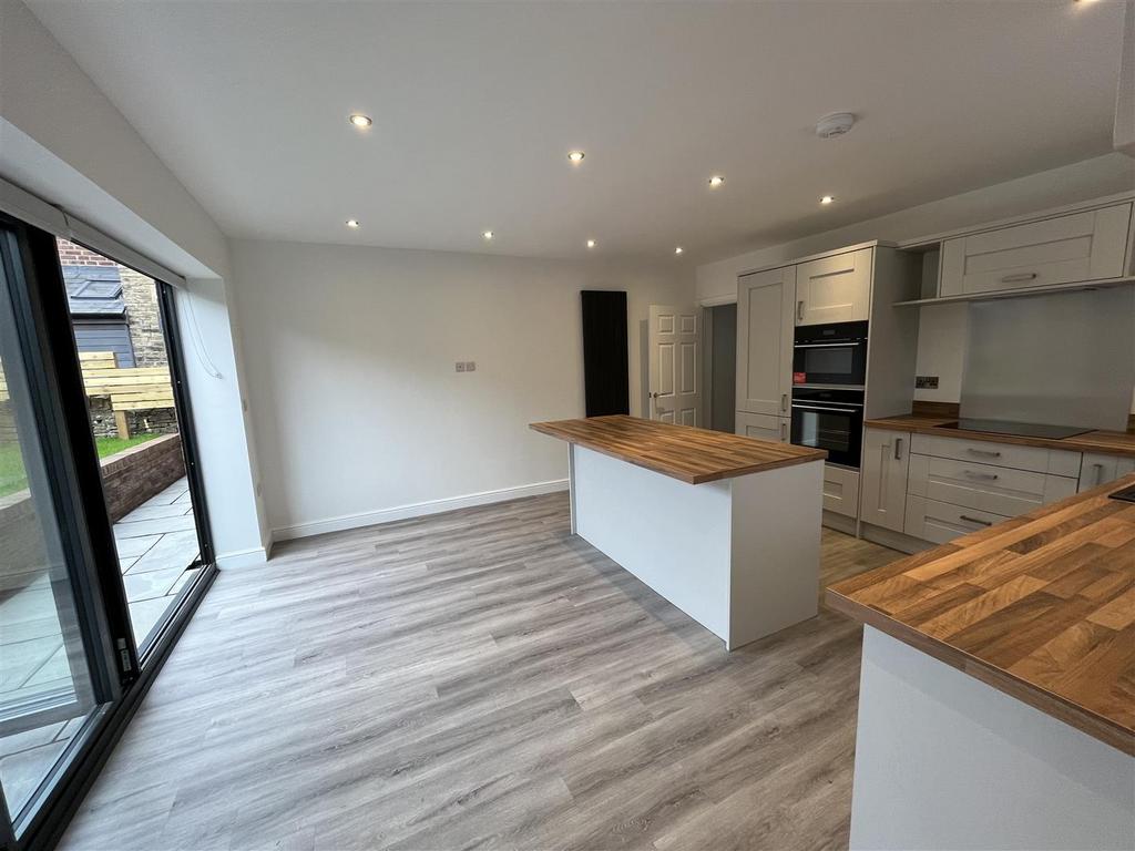 Wellington Road, Bollington, Macclesfield 3 bed house to rent £1,700