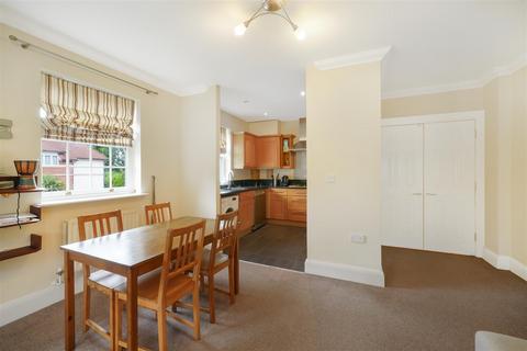 2 bedroom flat to rent, Cottage Close, Harrow HA2