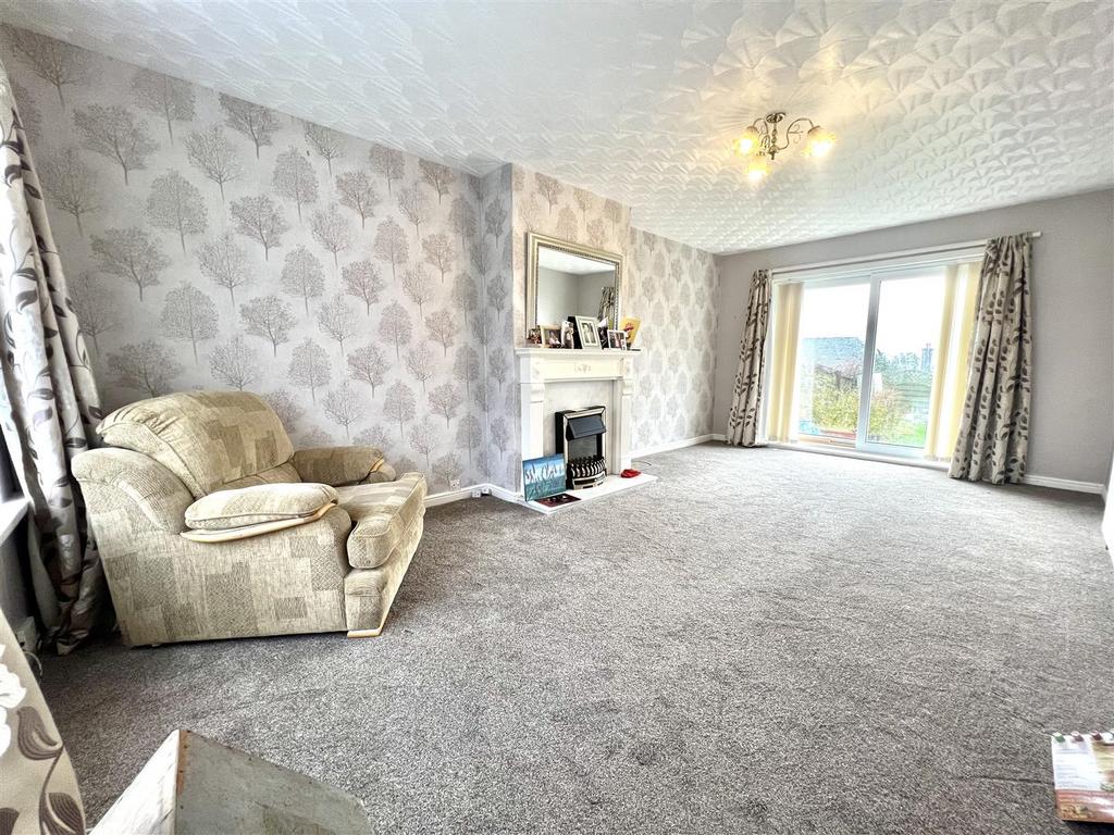 Saffron Drive, Bradford BD15 3 bed semidetached house for sale £130,000
