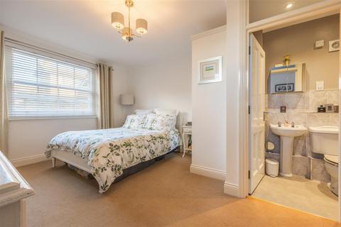 2 bedroom apartment for sale, Horseshoe Crescent, Shoeburyness, Southend-On-Sea