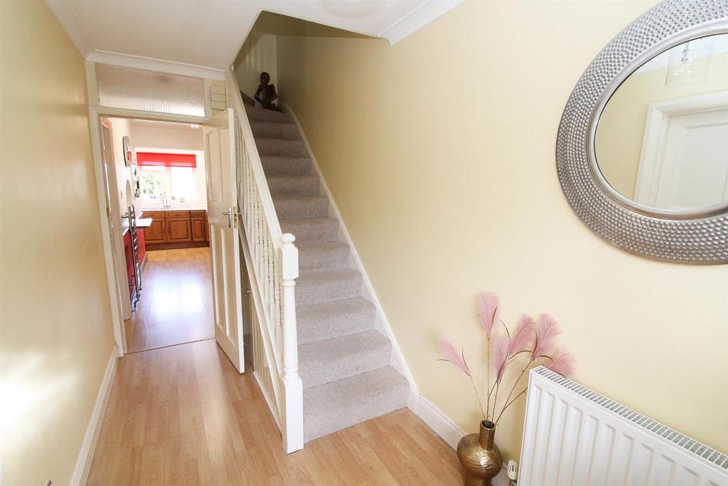 Ridgemount Avenue, Coulsdon CR5 3 bed semidetached house £530,000