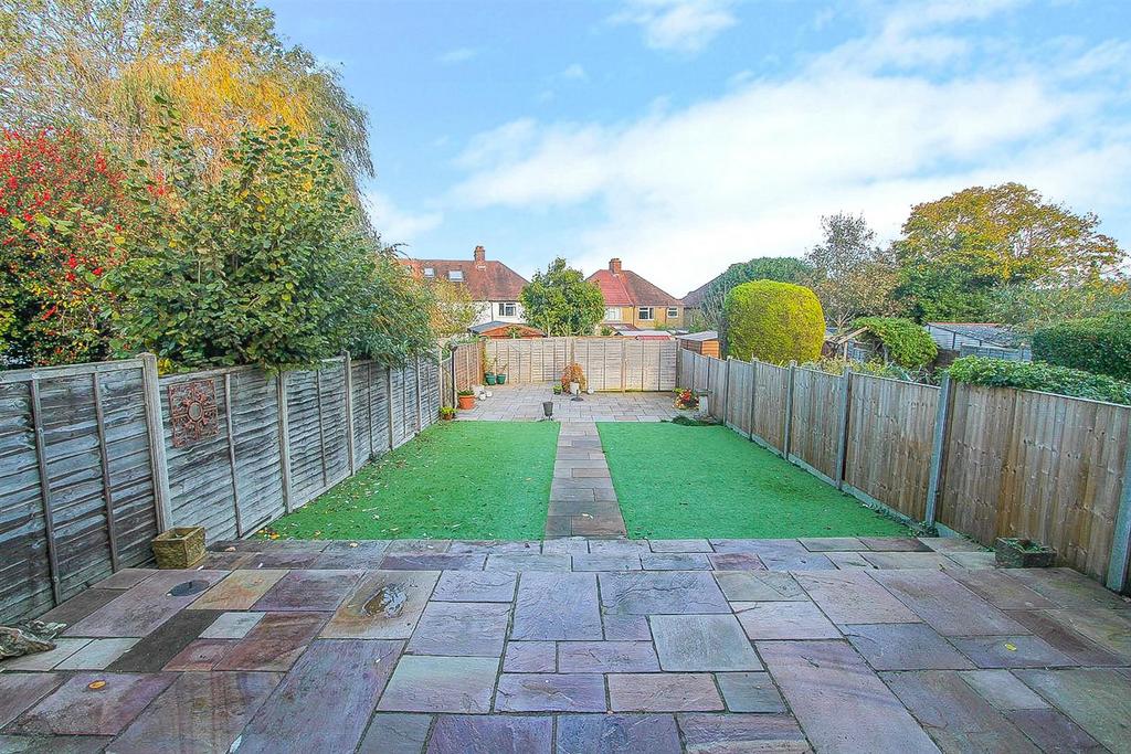 Ridgemount Avenue, Coulsdon CR5 3 bed semidetached house £530,000