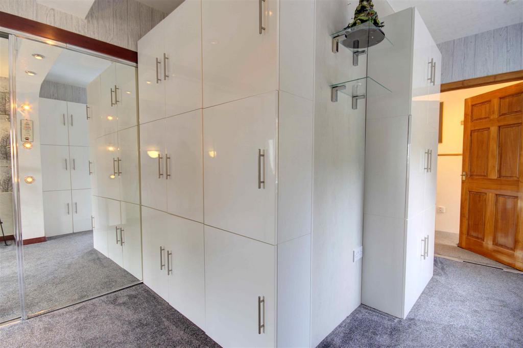 Fitted storage bedroom 1