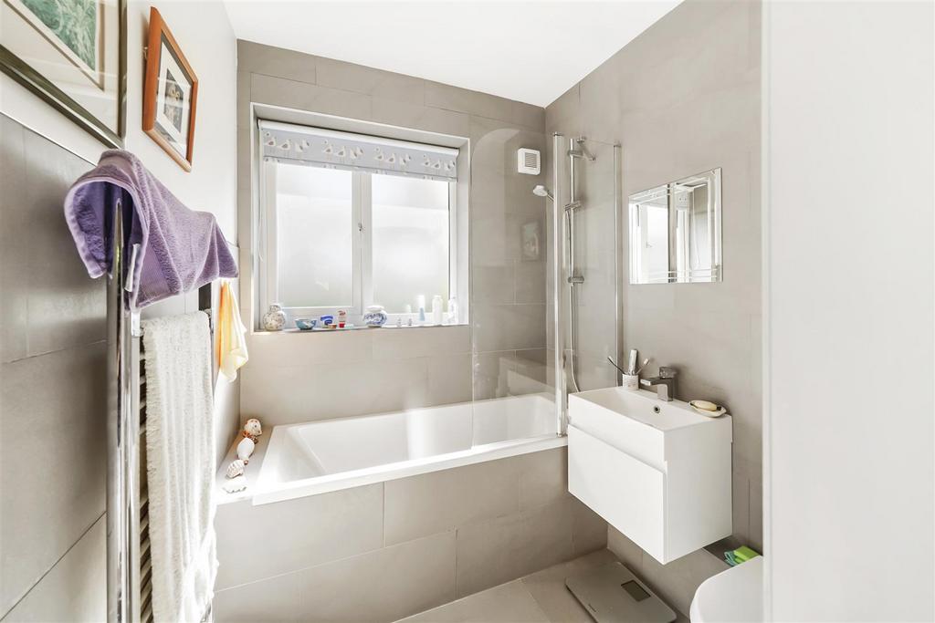 37 Moat Lodge, London Road - up WW57 Ix R72g0v CBgnz B
