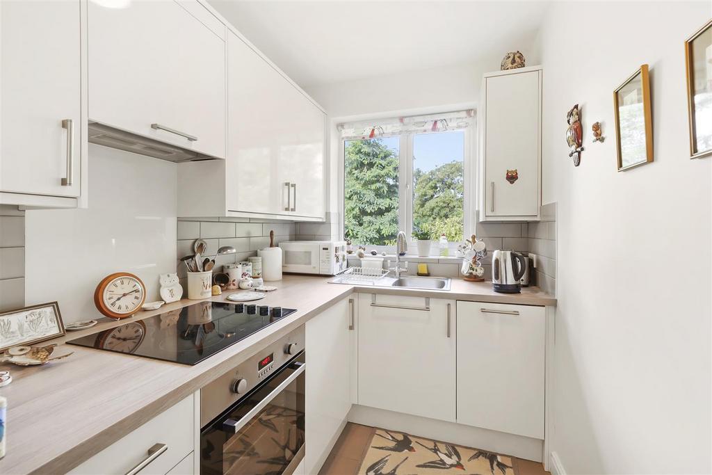 37 Moat Lodge, London Road - ih Q8 Gwp L7 El Ew Yp Sf1 Kh