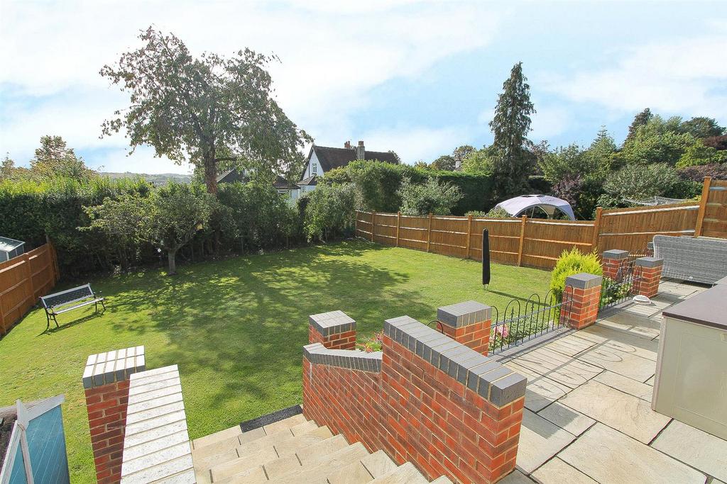 Warwick Road, Coulsdon CR5 4 bed detached house £900,000