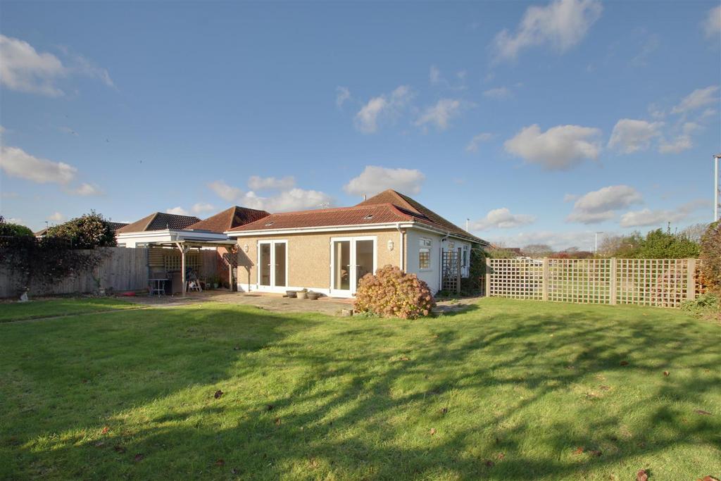 Thakeham Drive, GoringBySea, Worthing 3 bed detached bungalow for sale £650,000