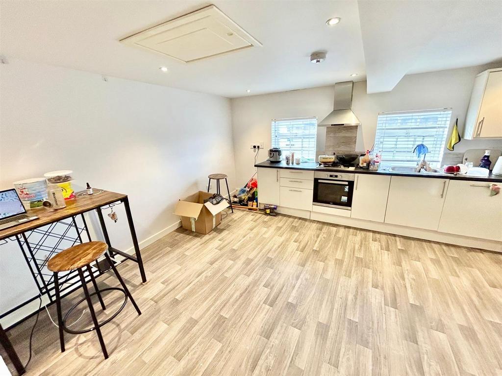 The Causeway, Chippenham 2 bed flat for sale £160,000