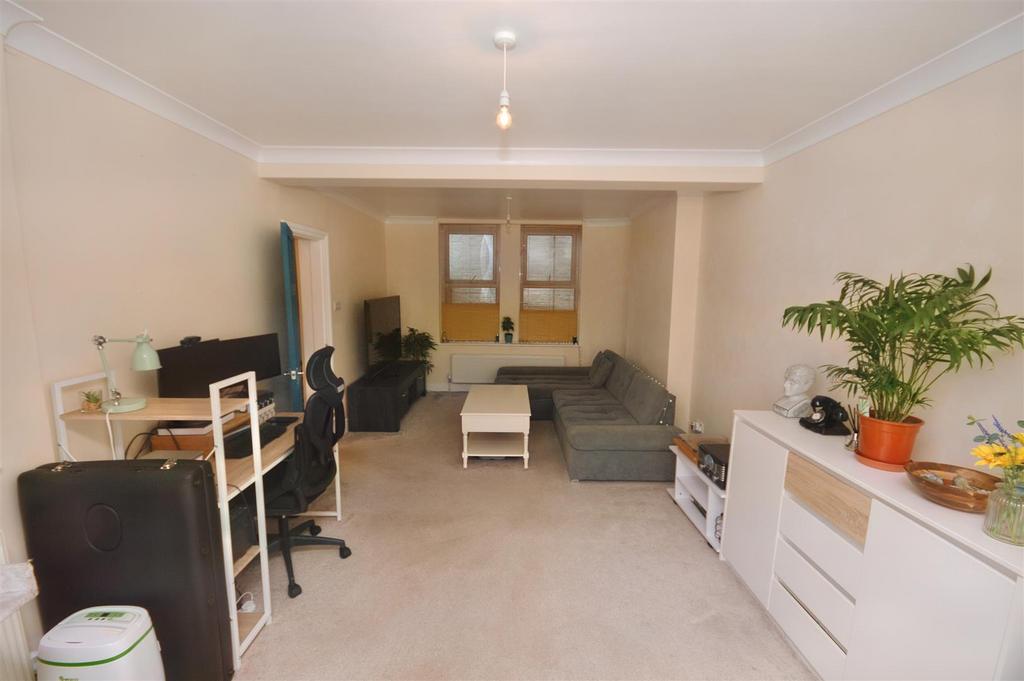 Road, Eastbourne 2 bed flat for sale £225,000