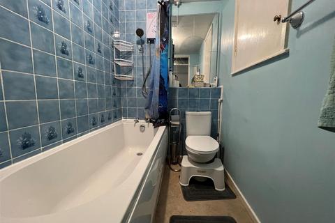 56 Abercarn Close, Manchester, M8 9AL