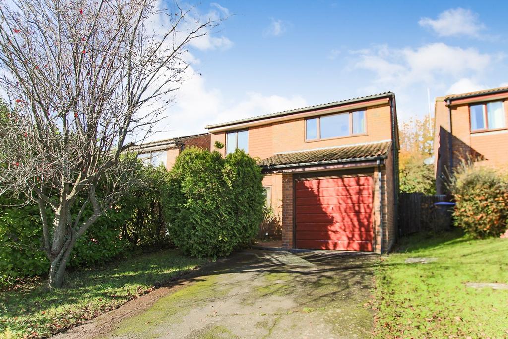 Barton Crescent, East Grinstead, RH19 4 bed detached house for sale £