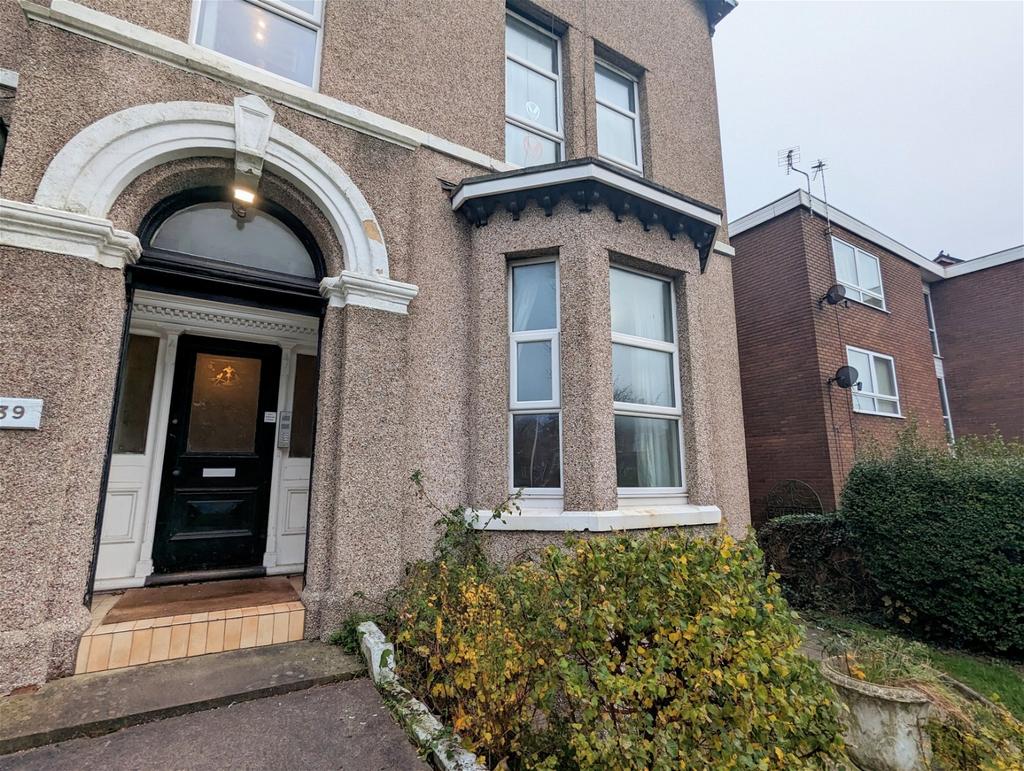 39 Scarisbrick New Road, Southport... 2 bed apartment £575 pcm (£133 pw)