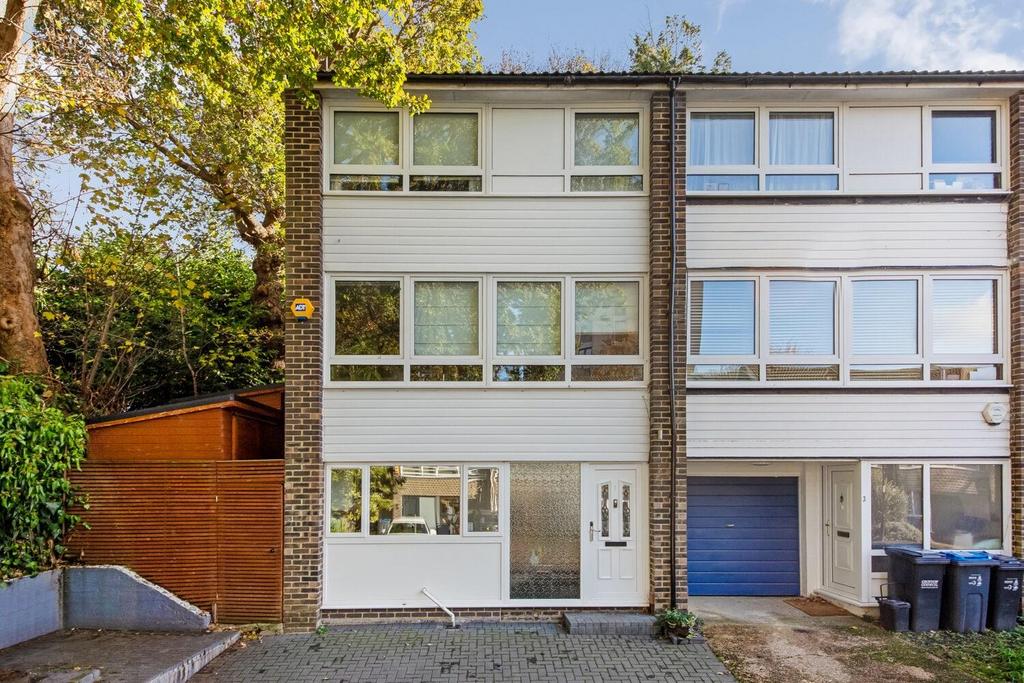 Wakefield Gardens, Upper Norwood, London, SE19 3 bed house £3,200 pcm