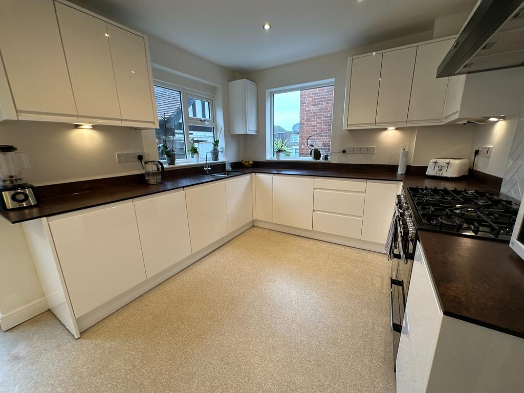 Stanton Road, Stapenhill, BurtononTrent, DE15 3 bed semidetached