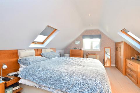 4 bedroom chalet for sale - Bevendean Avenue, Saltdean, East Sussex