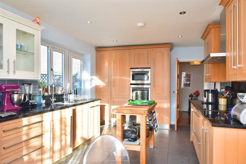 4 bedroom chalet for sale, Bevendean Avenue, Saltdean, East Sussex