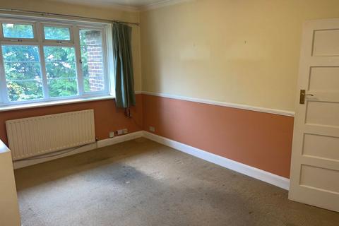 3 bedroom flat for sale - Flat 4 Woodcote Court, Dorking Road, Epsom, Surrey, KT18 7JP