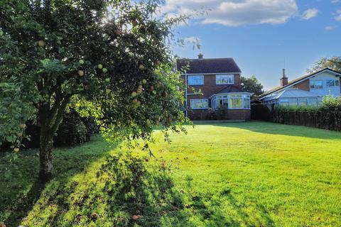 3 bedroom detached house for sale, Glyndwr Crescent, Guilsfield SY21