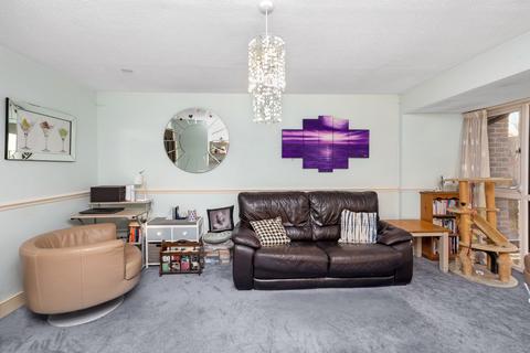 48 Whitecroft, Horley, RH6 9BZ