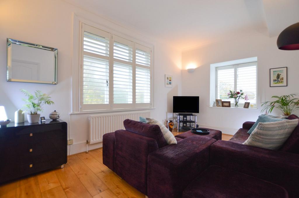 Highfield Road, West Byfleet, Surrey, KT14 2 bed apartment £1,500 pcm