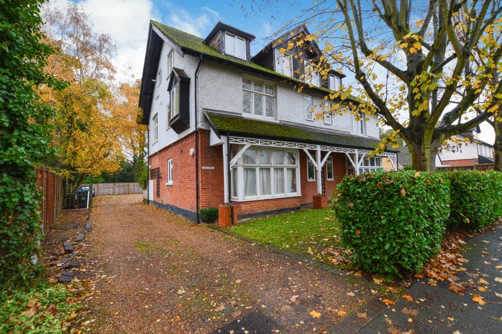 Highfield Road, West Byfleet, Surrey, KT14 2 bed apartment to rent £