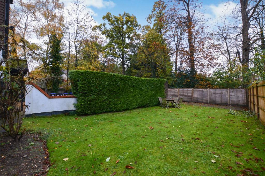 Highfield Road, West Byfleet, Surrey... 2 bed apartment to rent £