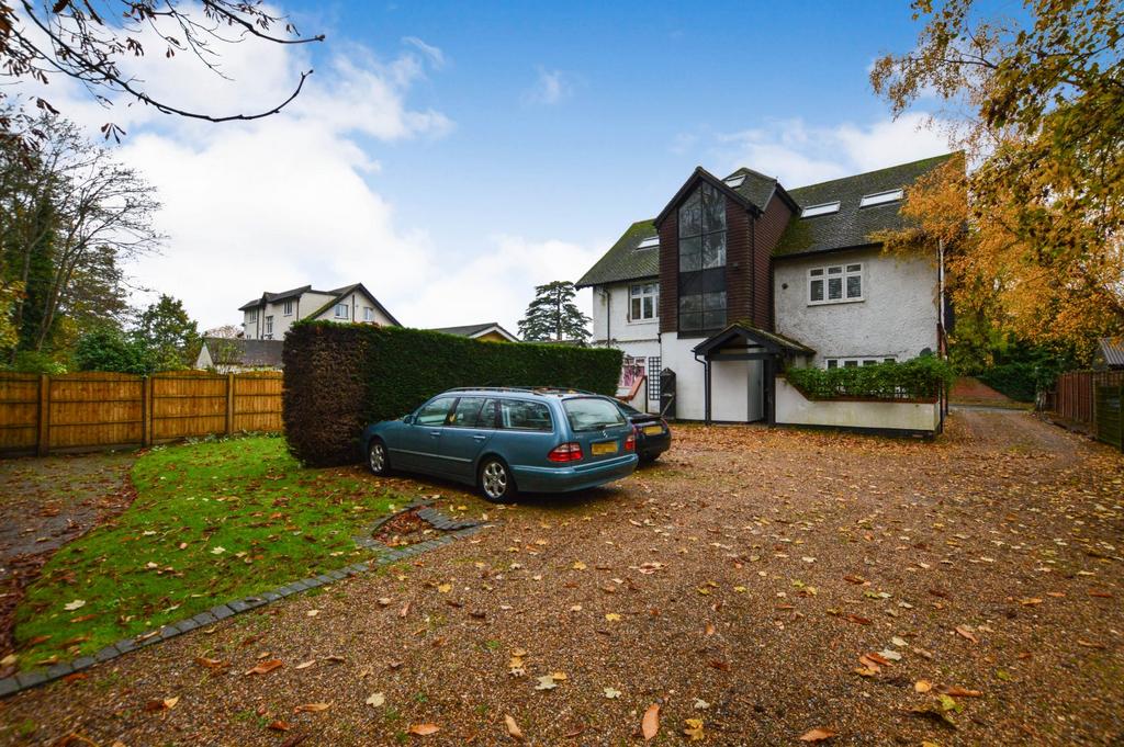 Highfield Road, West Byfleet, Surrey... 2 bed apartment to rent £