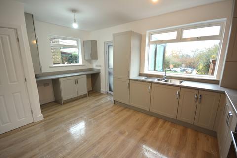 3 bedroom end of terrace house to rent, Kenilworth Avenue, Clifton, M27 8JA