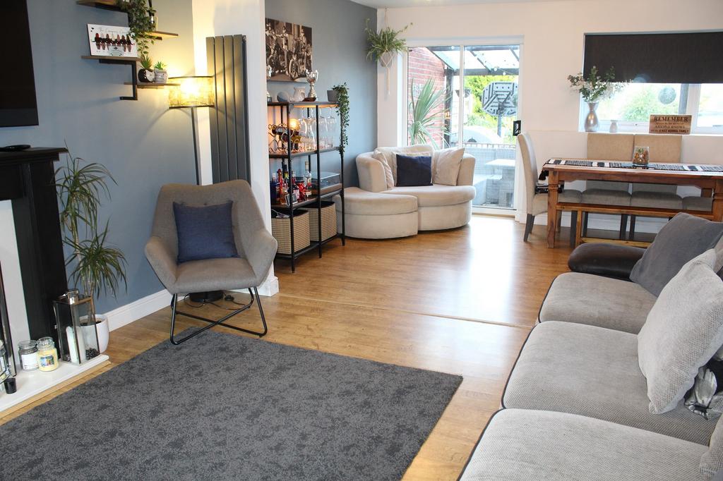 Green Acres Drive, South Normanton, Alfreton, Derbyshire. DE55 2LA 4 bed semidetached house for