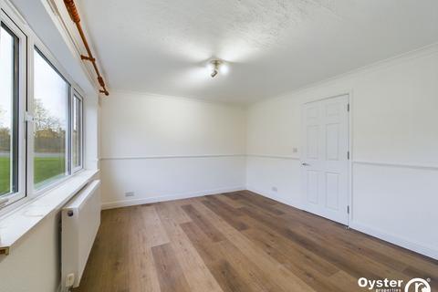 2 bedroom flat to rent, East Crescent, London, N11