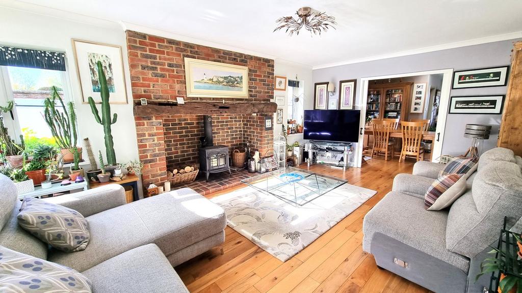 Gravelye Lane, Lindfield, RH16 3 bed chalet for sale £775,000