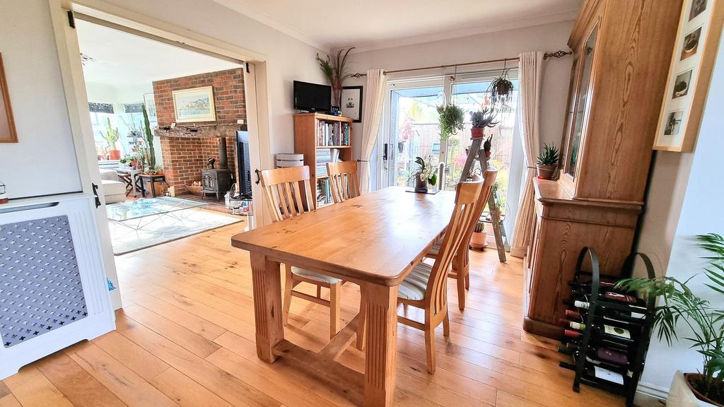 Gravelye Lane, Lindfield, RH16 3 bed chalet for sale £775,000