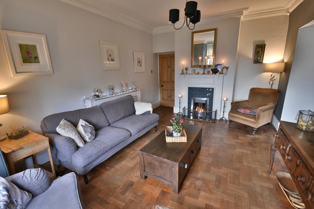 Heol Maelor, Coedpoeth, LL11 6 bed detached house for sale £650,000