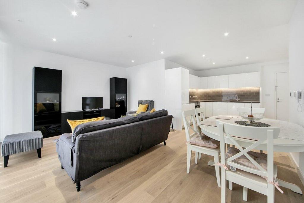 Fairwater House, London E16 2 bed flat to rent £2,500 pcm (£577 pw)