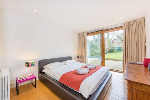 3 bedroom flat to rent, Rondu Road, Cricklewood, London, NW2