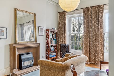 2/1, 21 Lansdowne Crescent, Glasgow, G20 6NG