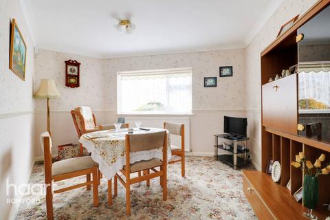 3 bedroom bungalow for sale, Beauly Way, Romford