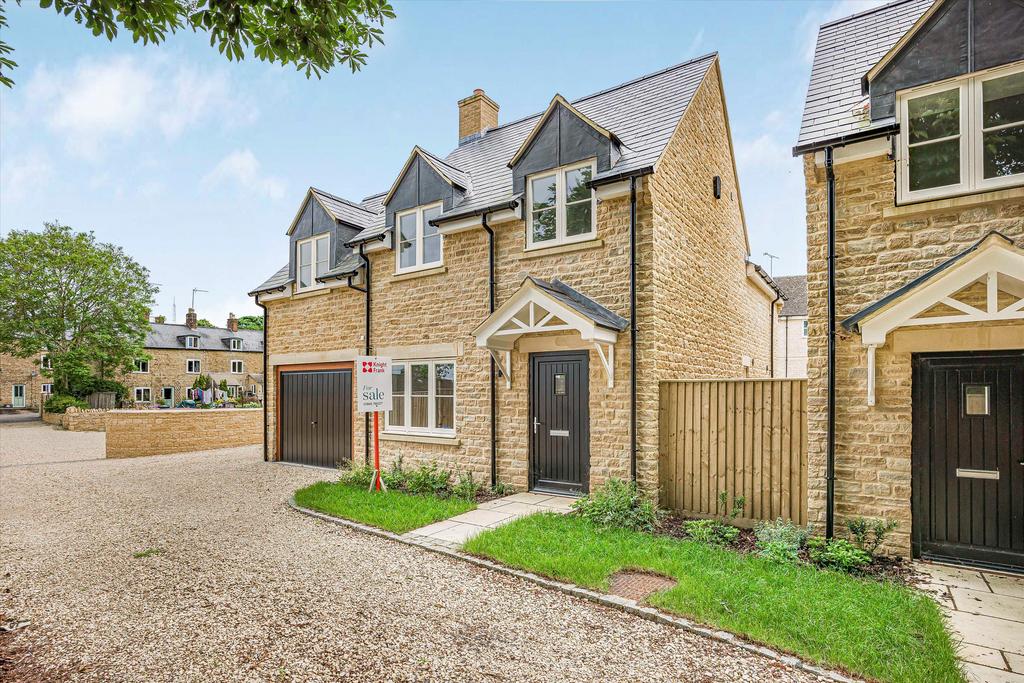Chipping Norton, Oxfordshire, OX7 4 bed detached house for sale £675,000