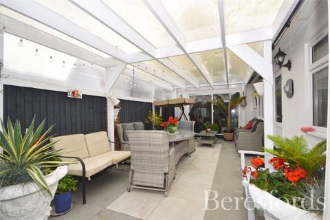 3 bedroom semi-detached house for sale, Pemberton Avenue, Gidea Park, RM2