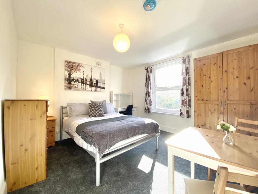 Spacious Double Bedroom To Rent in Tooting Bec, S