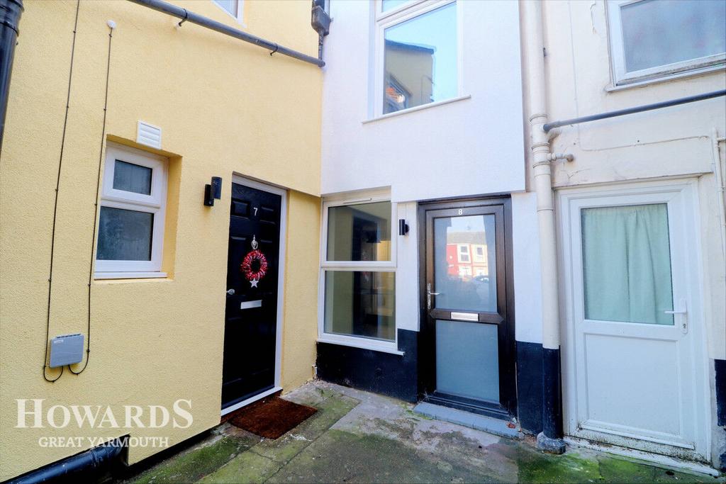 Crown Road, Great Yarmouth 4 bed terraced house for sale £130,000