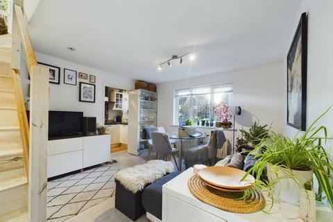 16 Armstrong Close, London, E6 5PP