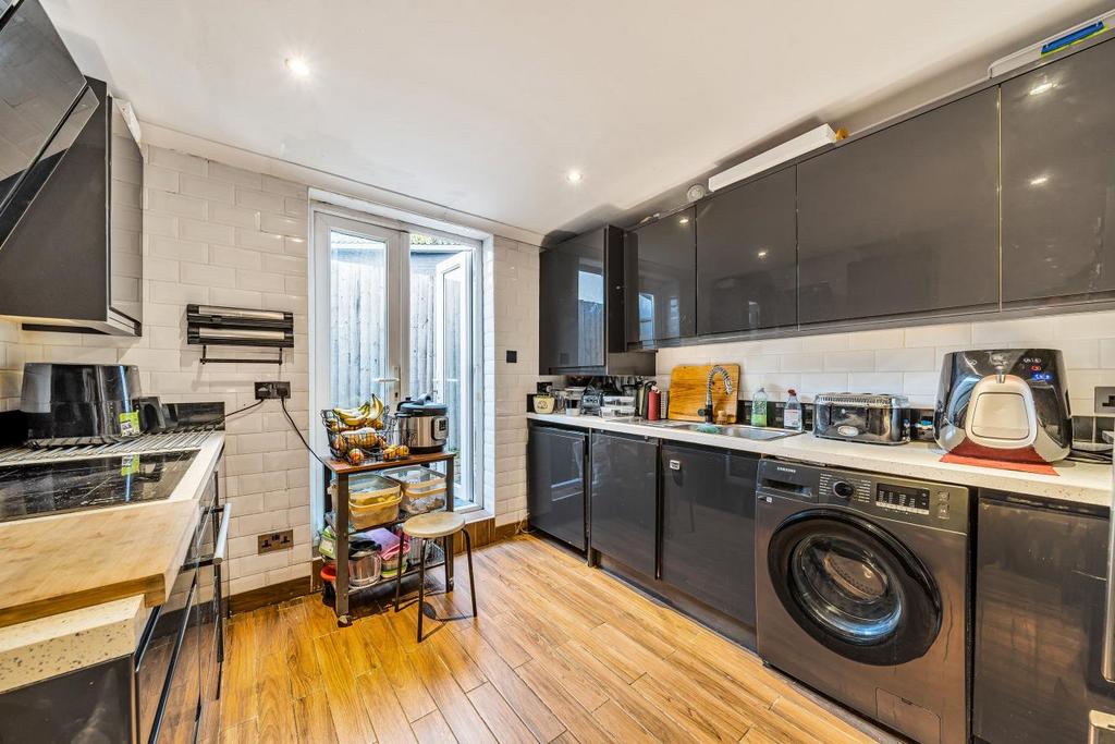 Old Town, Clapham 3 bed flat for sale £650,000