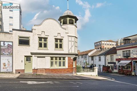 3 bedroom flat to rent, North Road, East Sussex BN1