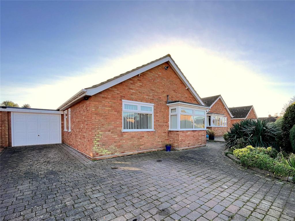 Upperfield Drive, Felixstowe, Suffolk, IP11 3 bed bungalow for sale £