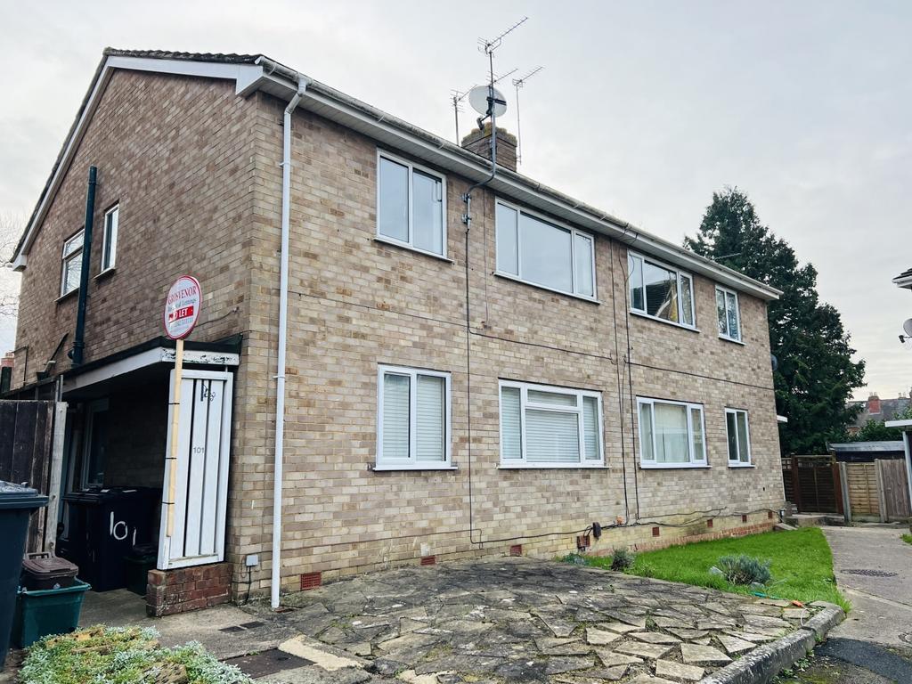 101 Pinemount Road, Hucclecote... 2 bed terraced house £925 pcm (£213 pw)
