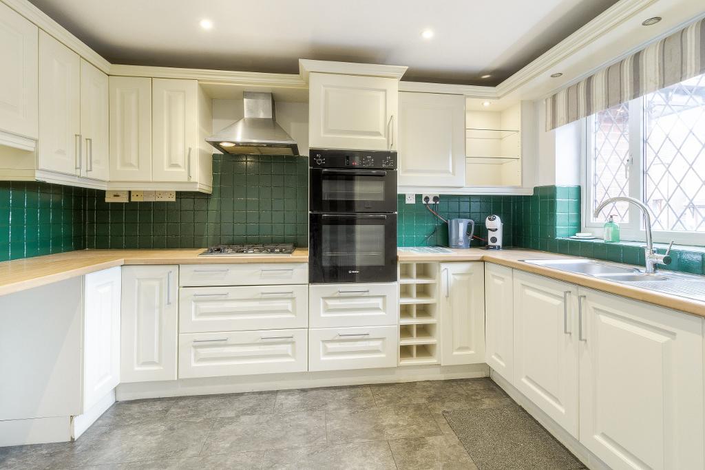 Desborough, Kettering NN14 2 bed detached bungalow for sale £260,000