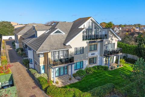 3 bedroom flat for sale, Wharncliffe Road, Highcliffe, Christchurch, BH23